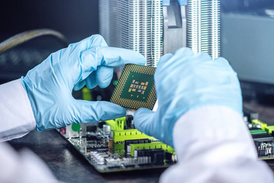 高技術(shù)與維修芯片 工程師手套計(jì)算機(jī)在故障檢測中的應(yīng)用